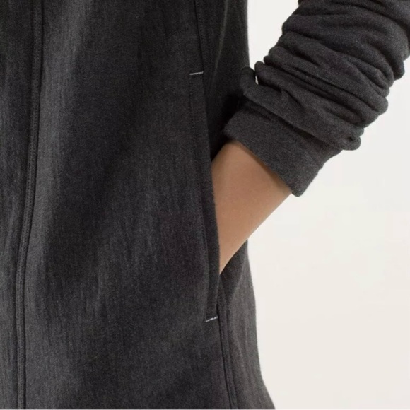 *rare* LULULEMON Virasana Blanket Wrap in Heathered Black, Black Zip Detail 6 - Picture 7 of 16